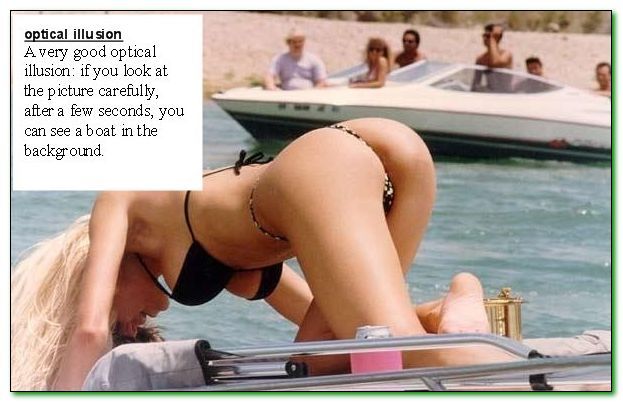 DUPA CATEVA SECUNDE APARE O BARCA IN FUNDAL