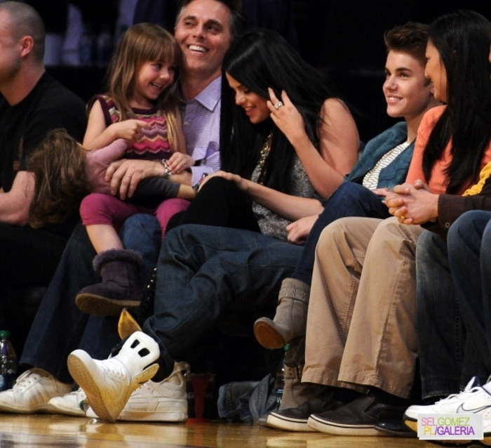 002%7E179 - 17 04 2012 Selena and Justin at Lakers game