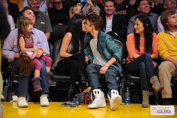 005~145 - 17 04 2012 Selena and Justin at Lakers game