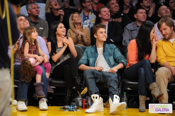006~136 - 17 04 2012 Selena and Justin at Lakers game
