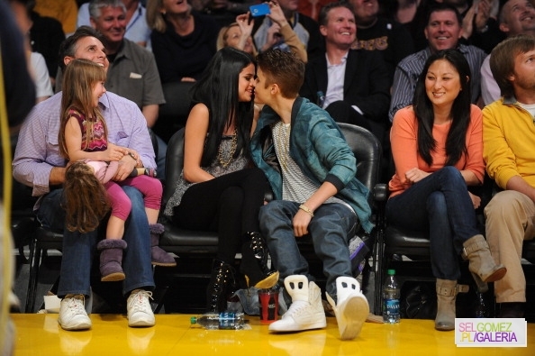 007~118 - 17 04 2012 Selena and Justin at Lakers game