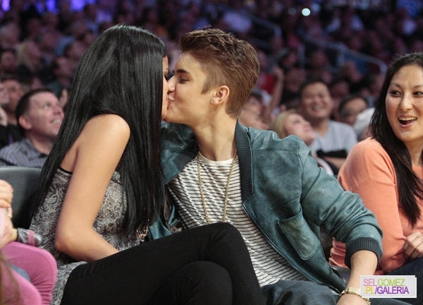 009~111 - 17 04 2012 Selena and Justin at Lakers game