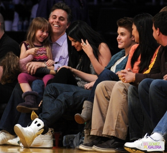 011~111 - 17 04 2012 Selena and Justin at Lakers game