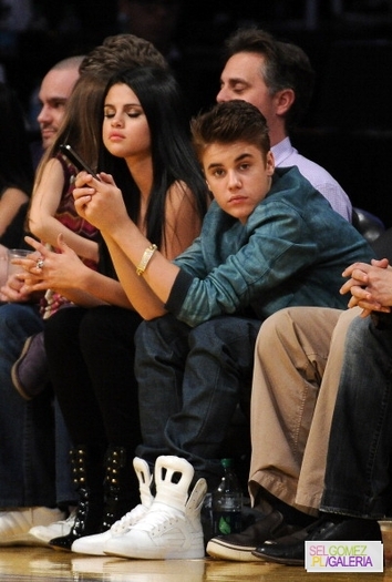 012~7~0 - 17 04 2012 Selena and Justin at Lakers game