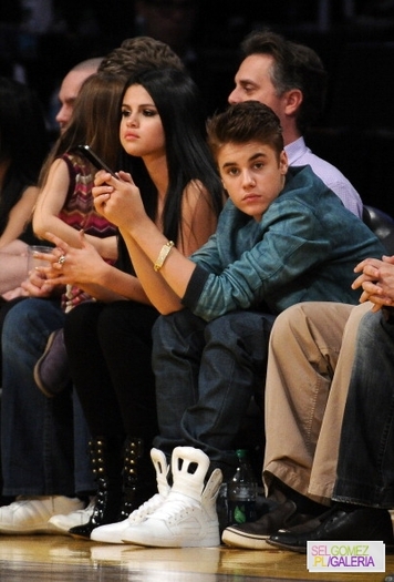 013~98 - 17 04 2012 Selena and Justin at Lakers game