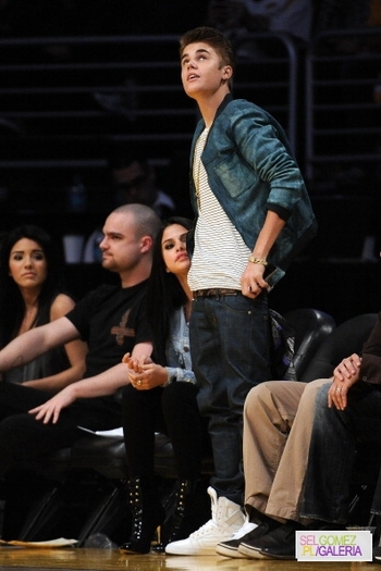 014~85 - 17 04 2012 Selena and Justin at Lakers game