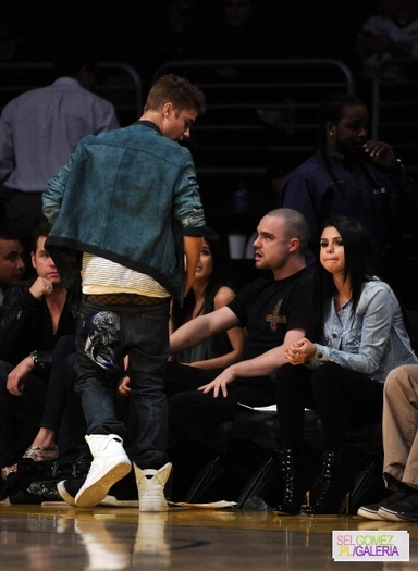 015~81 - 17 04 2012 Selena and Justin at Lakers game