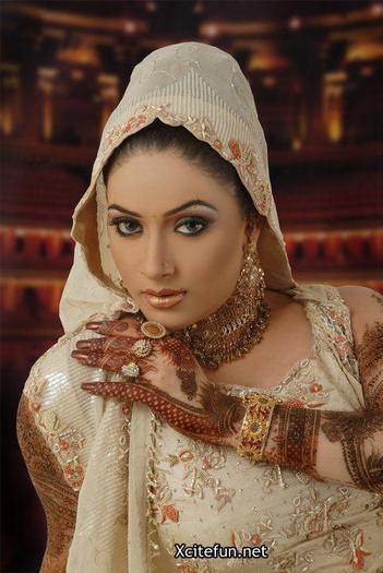 Bridal Smokey Eyes Shimmer Makeup And Mehndi Designs Collection !4