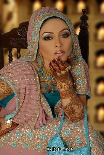Bridal Smokey Eyes Shimmer Makeup And Mehndi Designs Collection !5