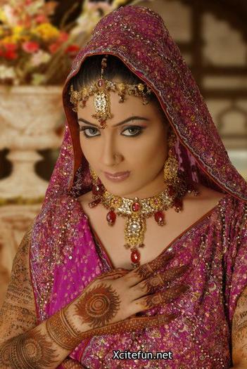 Bridal Smokey Eyes Shimmer Makeup And Mehndi Designs Collection !6