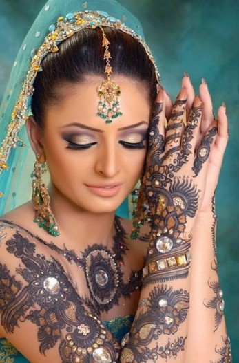 Latest-Bridal-Mehndi-Designs-2012-For-Girls