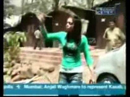 00_00_42 - B-1st April 09 SBS Parul Chauhan  makes Sara Khan April Fool-B