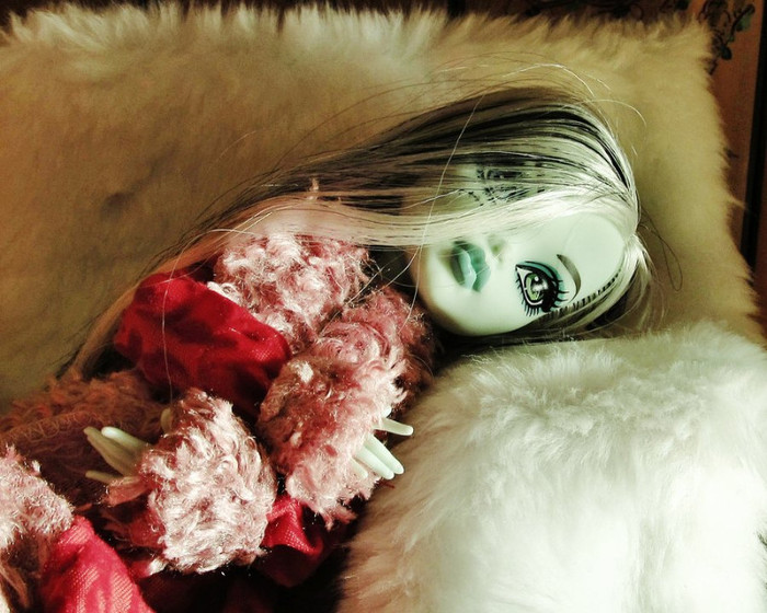 frankie__having_a_quiet_moment_by_gibbspaulus-d4tushd - monster high