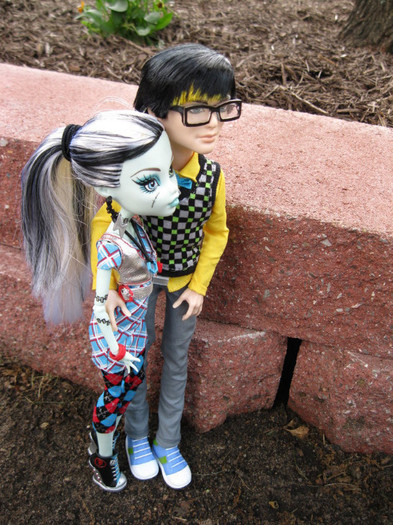 taking_a_stroll_by_djmirnum-d4w9p70 - monster high