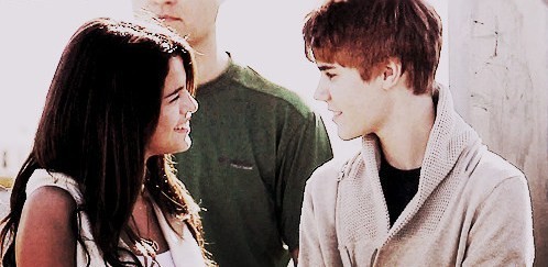 D: stai calma :)))  =]]   k nu te violez acum :))) R: A nu? :)) pot rasufla usurata =]] - xX Partea 1 Xx