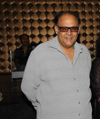 Aici nu..dar veniti aici la mine in casa..am cutii