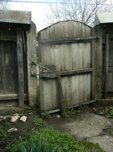 poarta 2; april 2012