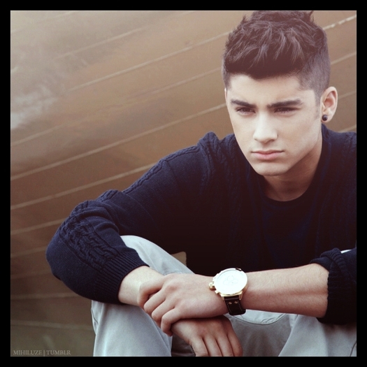 . . . .[se uita suparat la cei doi]