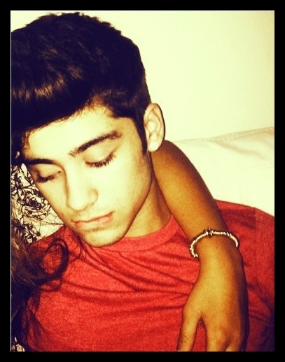 . . . [isi lua privirea de la cei doi si o atinti in jos]