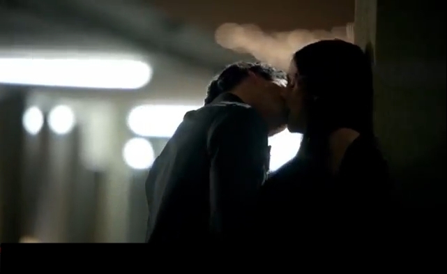 Uitativa la video, sunt MULT mai multe - Damon and Elena kiss