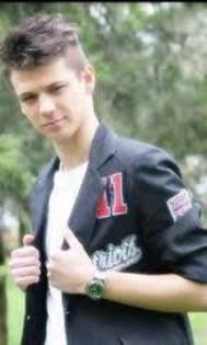 te rog io mai stai putin