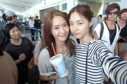 Lee_Yeon_Hee_reveals_tons_of_selca_shots_with_SM_family_16092010085607