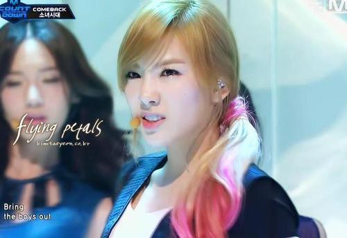 308132_307653739261340_100000501493269_1250272_416510007_n_large - Taeyeon o