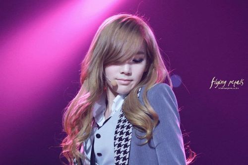 380358_271806526203519_100001225229010_909374_1469013035_n_large - Taeyeon o