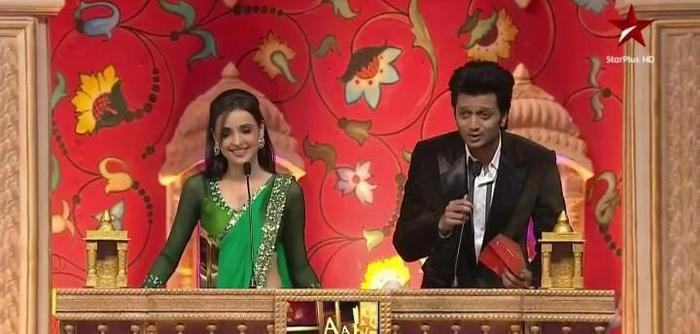 1 (21) - Iss Pyaar Ko Kya Naam Doon - Star Parivaar Awards - 2012 - xxx SANAYA xxx Hosting