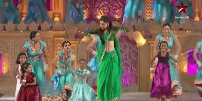 1 (25) - Iss Pyaar Ko Kya Naam Doon - SPA - 2012 - xxx Sanny xxx Dancing