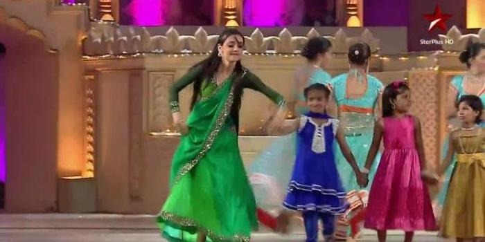 1 (34) - Iss Pyaar Ko Kya Naam Doon - SPA - 2012 - xxx Sanny xxx Dancing