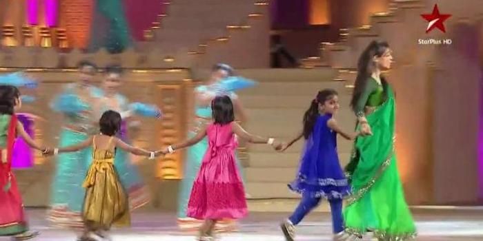 1 (37) - Iss Pyaar Ko Kya Naam Doon - SPA - 2012 - xxx Sanny xxx Dancing