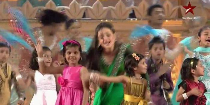 1 (40) - Iss Pyaar Ko Kya Naam Doon - SPA - 2012 - xxx Sanny xxx Dancing