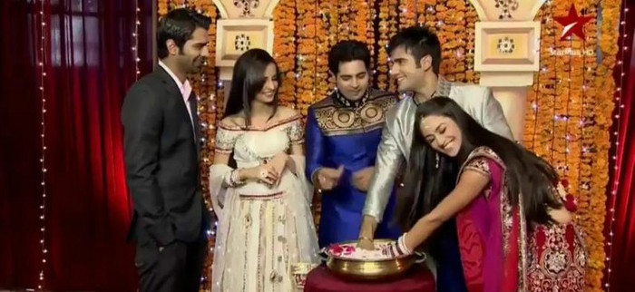 1 (23) - Iss Pyaar Ko Kya Naam Doon - SPA - 2012 - SaRun - Shubh Aagman - Caps