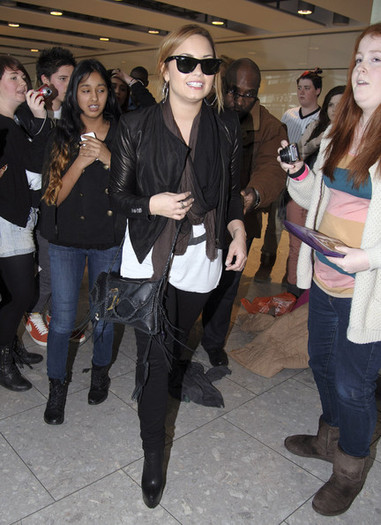 Demi+Lovato+Demi+Lovato+Arrives+London+84c_o3CqIVYl - 00 Demi Lovato 001