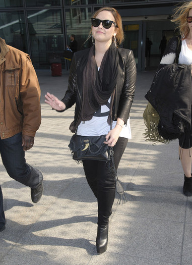 Demi+Lovato+Demi+Lovato+Arrives+London+p_V_6gNjwwWl