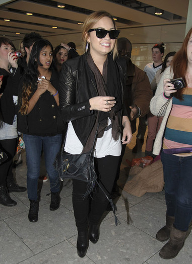 Demi+Lovato+Demi+Lovato+Arrives+London+PSG96AonnQQl - 00 Demi Lovato 001