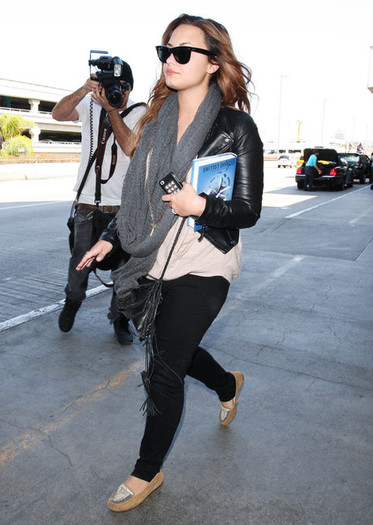 Demi+Lovato+Demi+Lovato+Arriving+Flight+LAX+d0RZNN44bgml