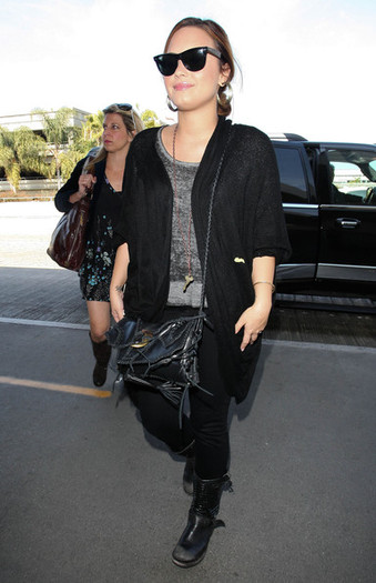 Demi+Lovato+Demi+Lovato+Arriving+Flight+LAX+dmlPWlZ_W9tl