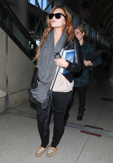 Demi+Lovato+Demi+Lovato+Arriving+Flight+LAX+LHTshMi7C6fl - 00 Demi Lovato 001