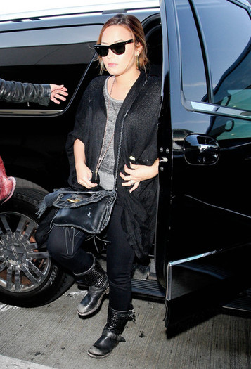 Demi+Lovato+Demi+Lovato+Arriving+Flight+LAX+U2UdxOJd--Ql - 00 Demi Lovato 001