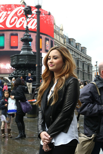 Demi+Lovato+Demi+Lovato+Plays+Tourist+London+3h3x_0tUOIml