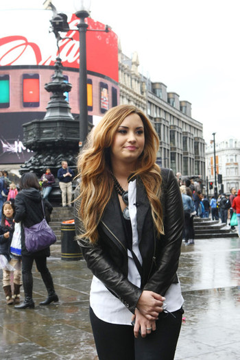 Demi+Lovato+Demi+Lovato+Plays+Tourist+London+_WZxZ5IuA33l