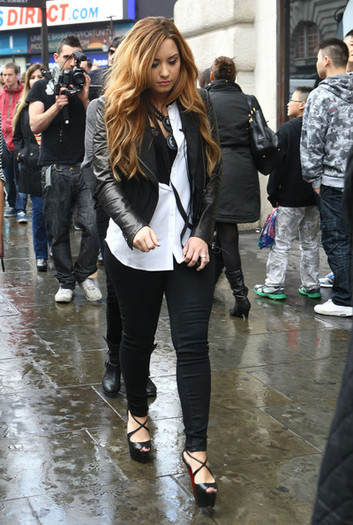 Demi+Lovato+Demi+Lovato+Plays+Tourist+London+aP4ud9U1SV3l
