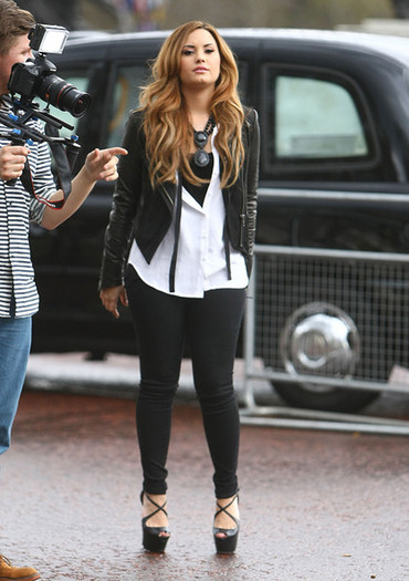 Demi+Lovato+Demi+Lovato+Plays+Tourist+London+DLhMkOmEVHQl