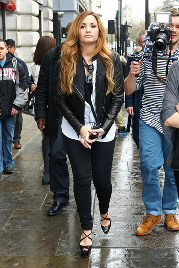 Demi+Lovato+Demi+Lovato+Plays+Tourist+London+JBNmB-iVdbJl