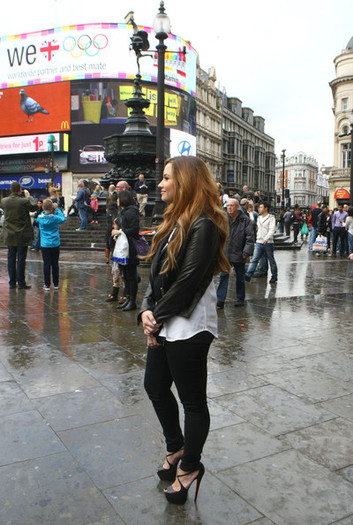 Demi+Lovato+Demi+Lovato+Plays+Tourist+London+vAdt9qwuxc4l