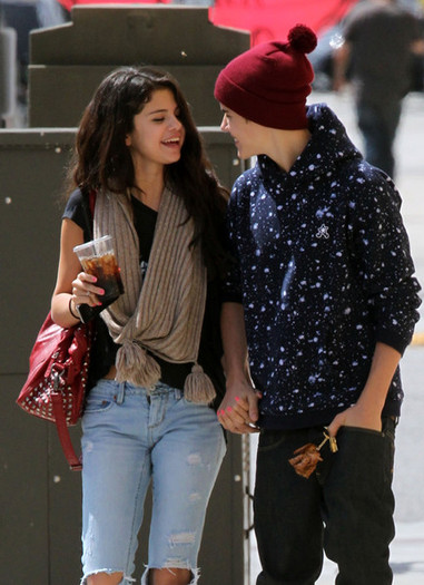 Selena+Gomez+Justin+Selena+Hit+Up+Panera+Lunch+AXztcux_ch3l