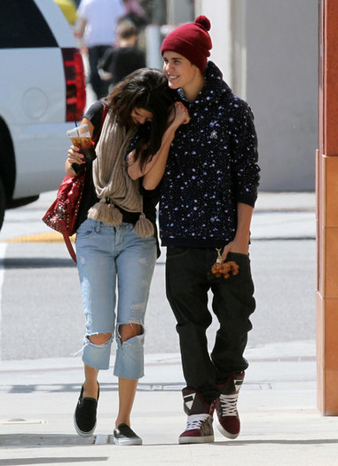Selena+Gomez+Justin+Selena+Hit+Up+Panera+Lunch+by3kryrGJQZl