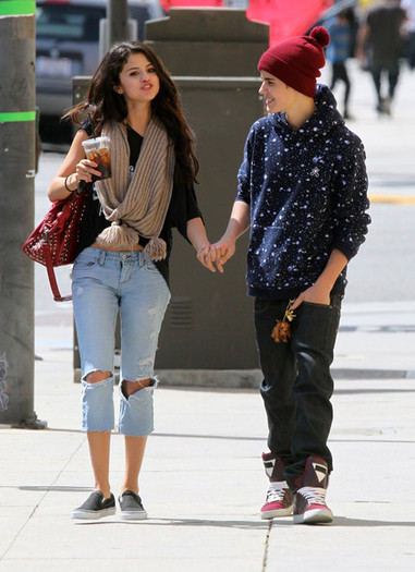 Selena+Gomez+Justin+Selena+Hit+Up+Panera+Lunch+pjgK0ZacQASl